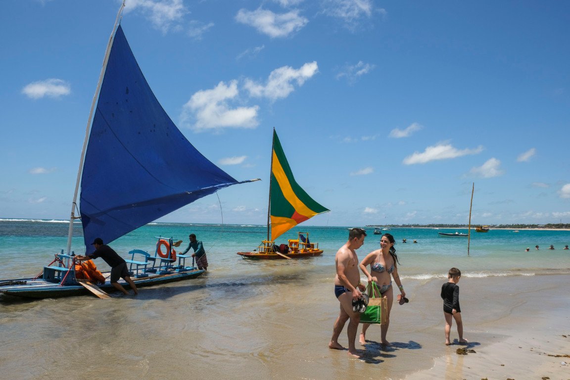 Passeios de jangada para visitar recifes de corais na praia de Porto de Galinhas. (Foto: Fernando Frazão/Agência Brasil)